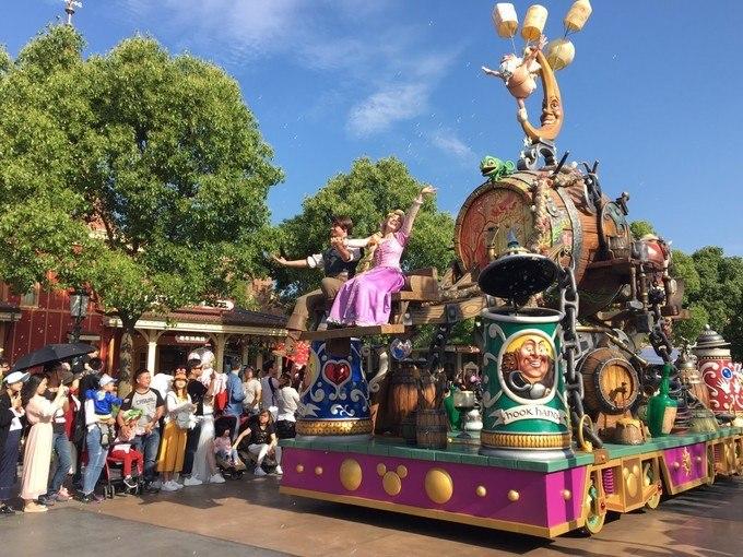 遇见最美的她和它开着荣威i5带着女神畅游迪士尼