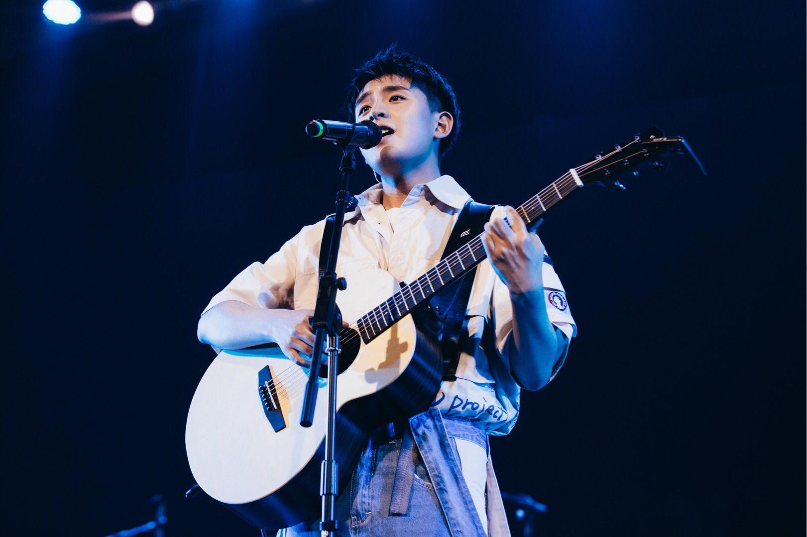 有哪些适合做壁纸或卡贴的焦迈奇的照片? - 知乎