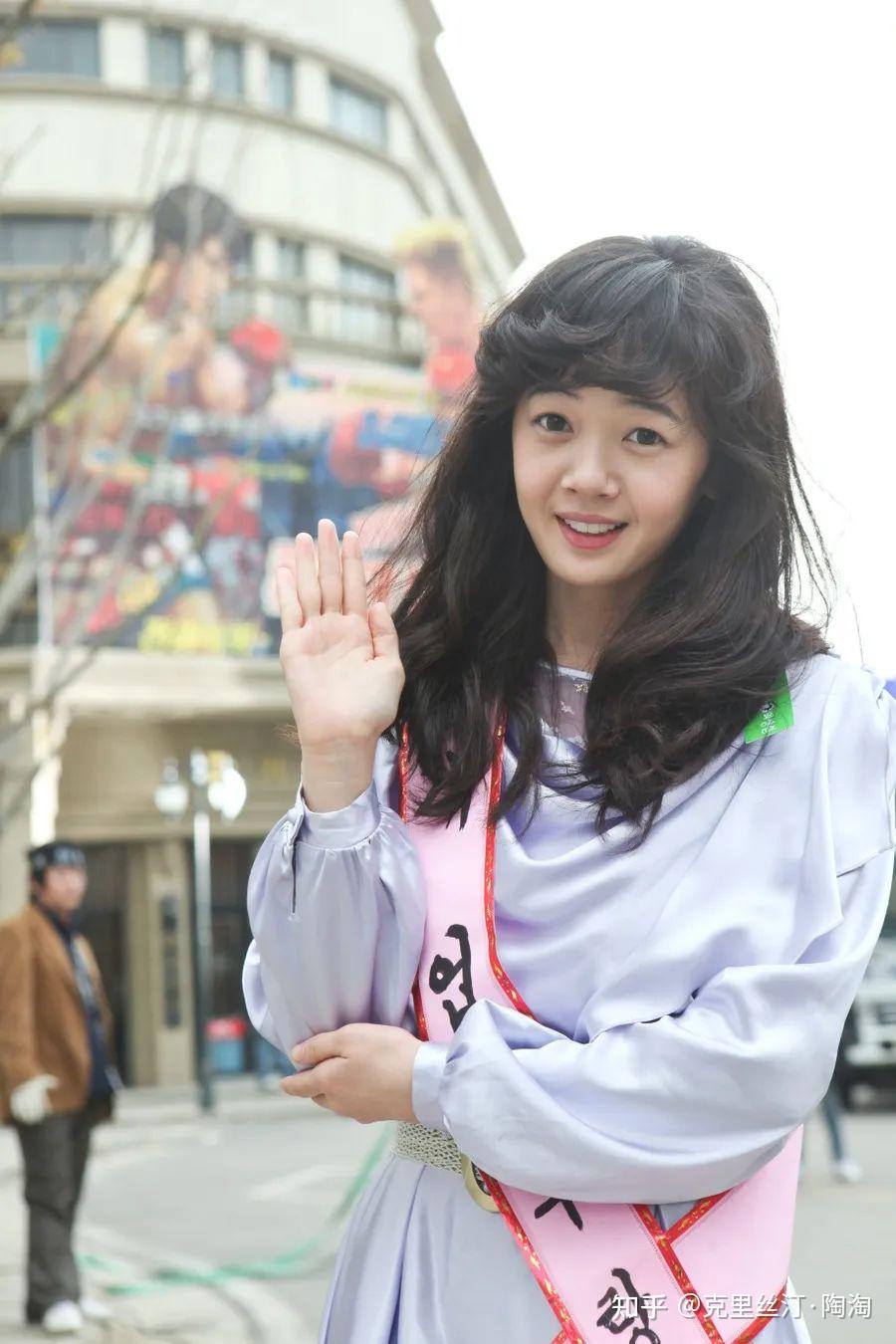 福姬始终坚信自己能够在选秀比赛中当选"韩国小姐";被家人视为宝贝的