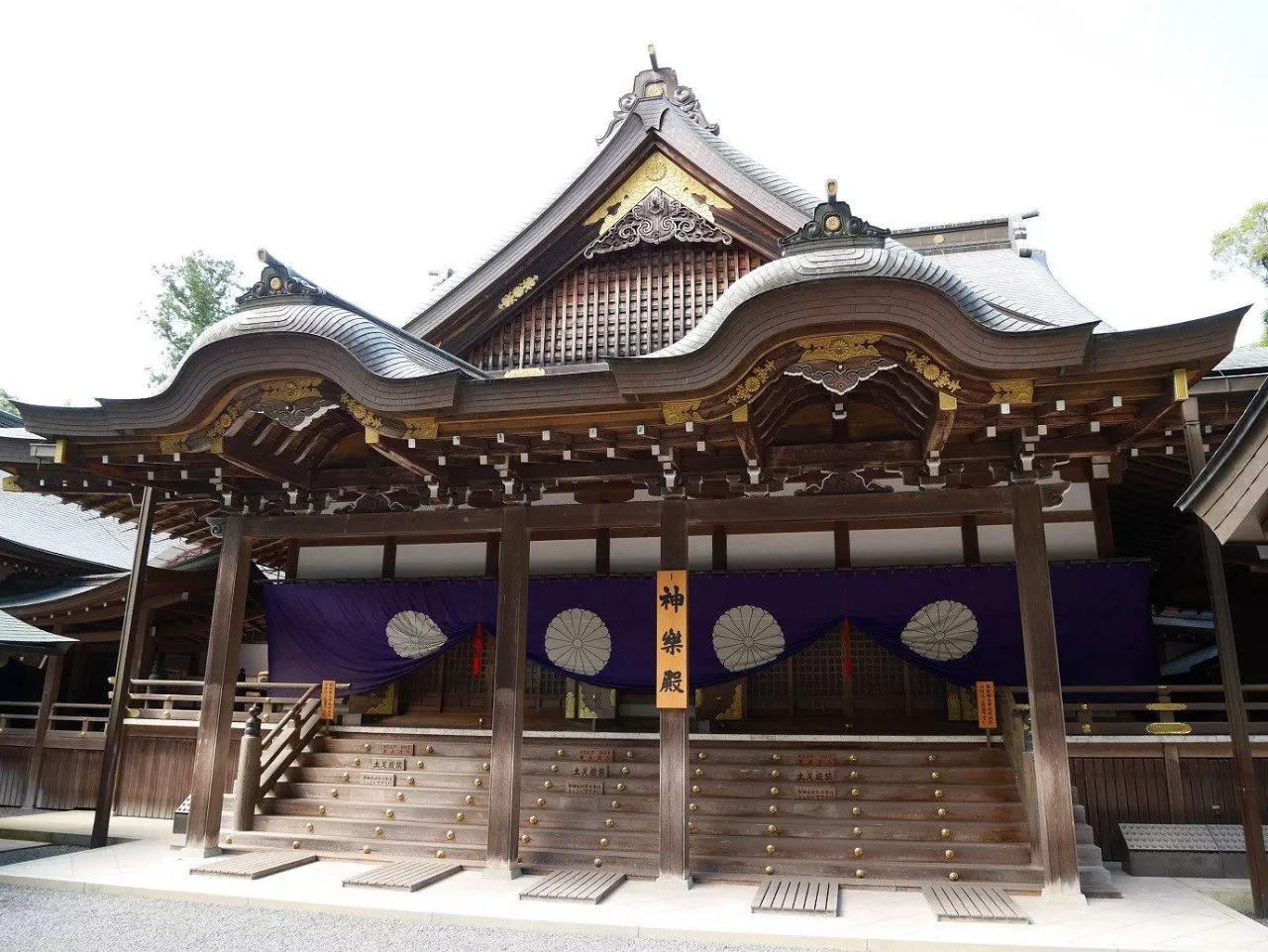 八咫镜就供奉于皇大神宫内,仅允许历代天皇亲自祭拜,其他人等不可参观