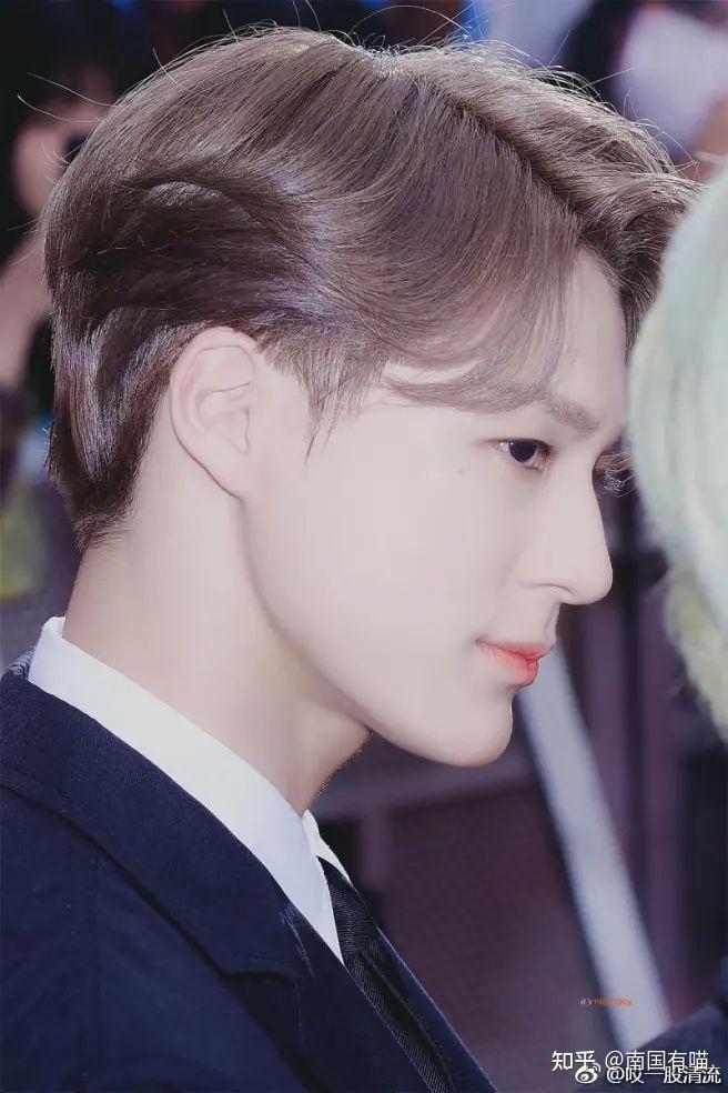 一.立体周正,成熟冷峻的骨相