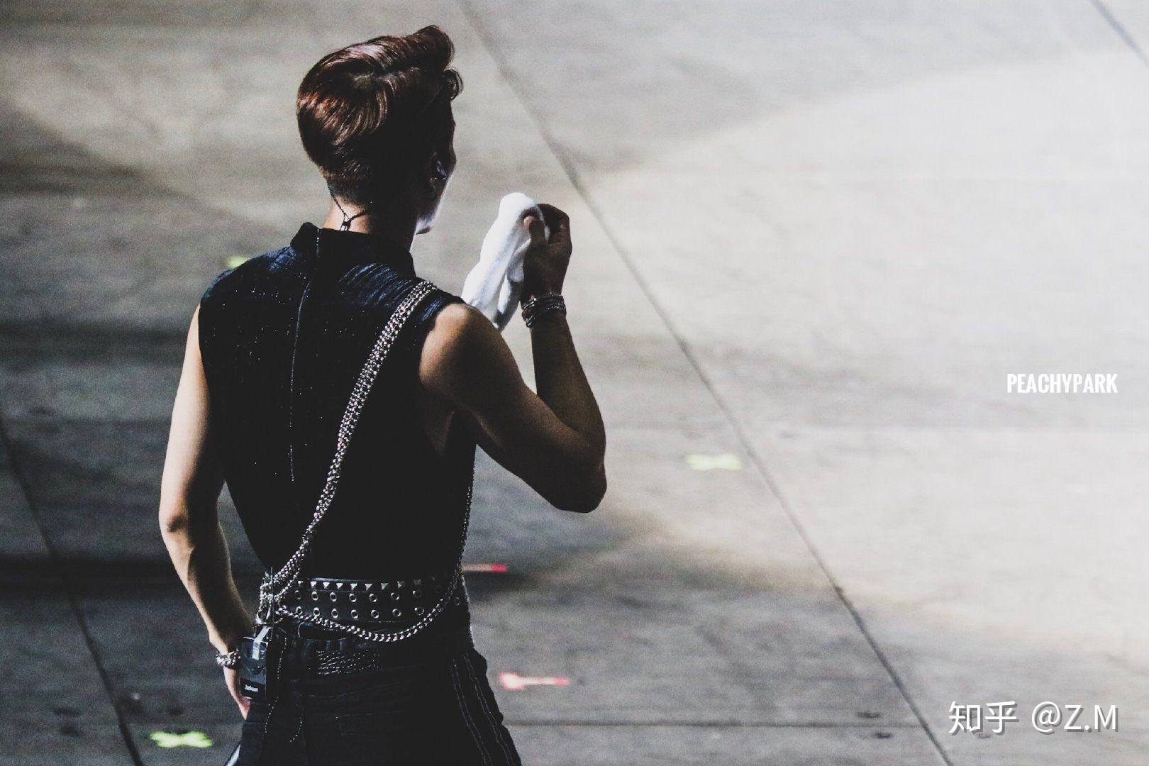 有没有王嘉尔的背影图