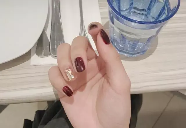 这里可能是最全的新年美甲集合了-新年美甲图片2021简单大方红色衣服