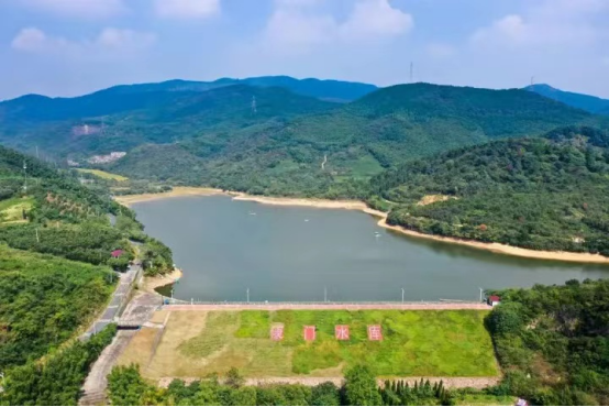 余杭区康门水库这艘来自雪窦智造的"智能保洁无人船"投放到水库中立即