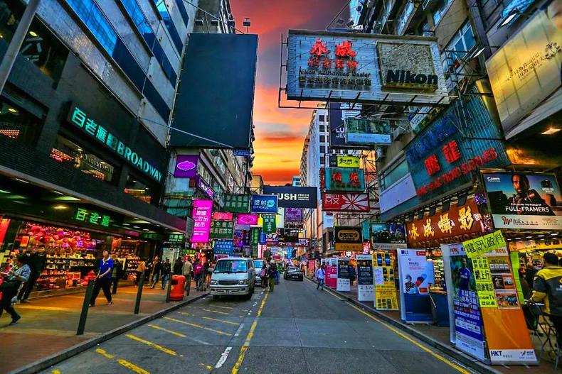 区主要的电子产品销售地点,遍布百老汇摄影器材,丰泽电器,泰林电器