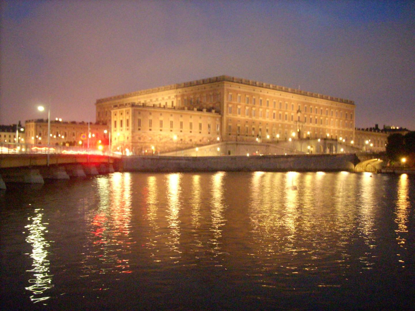 瑞典国王办公的地方，已建成265年，成知名旅游景点_皇宫