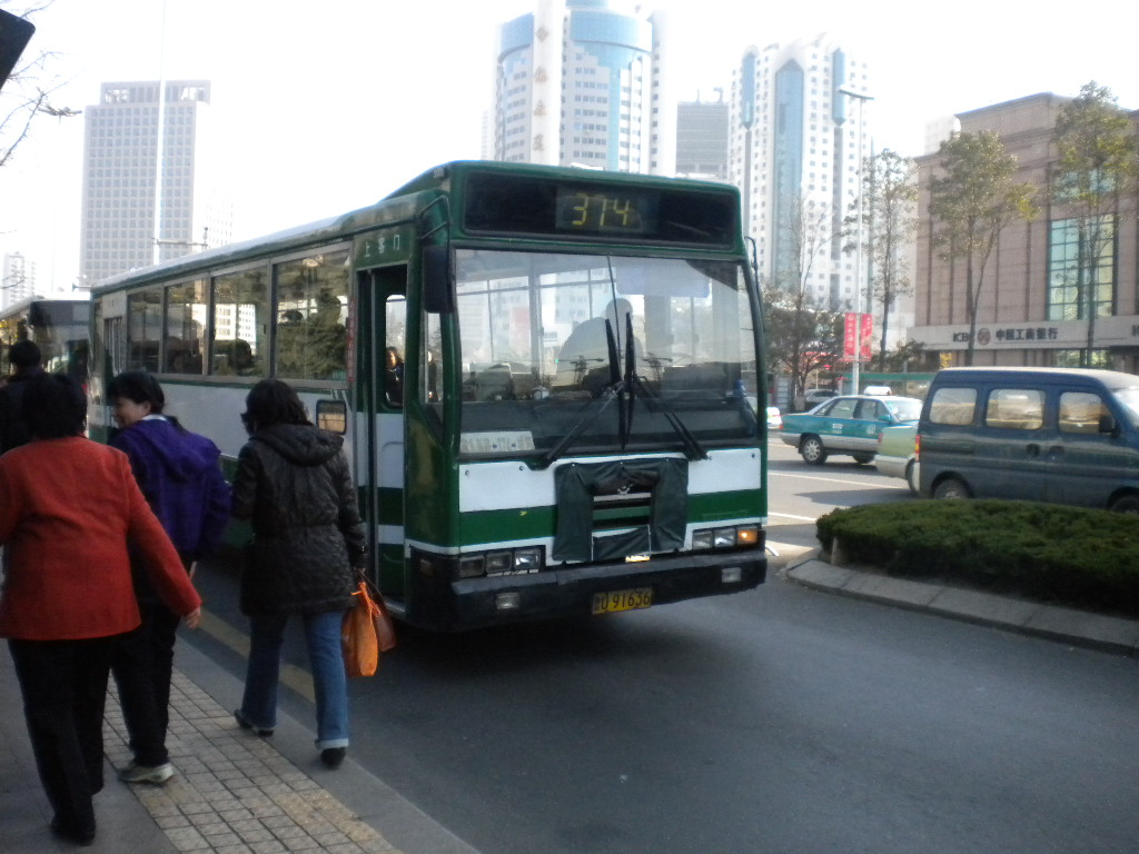 青岛这5条公交线人民会堂站临时调整，还有一条线路优化