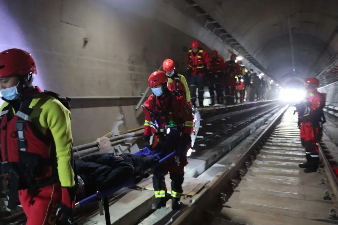 贵阳市组织开展地铁防汛事故救援演练
