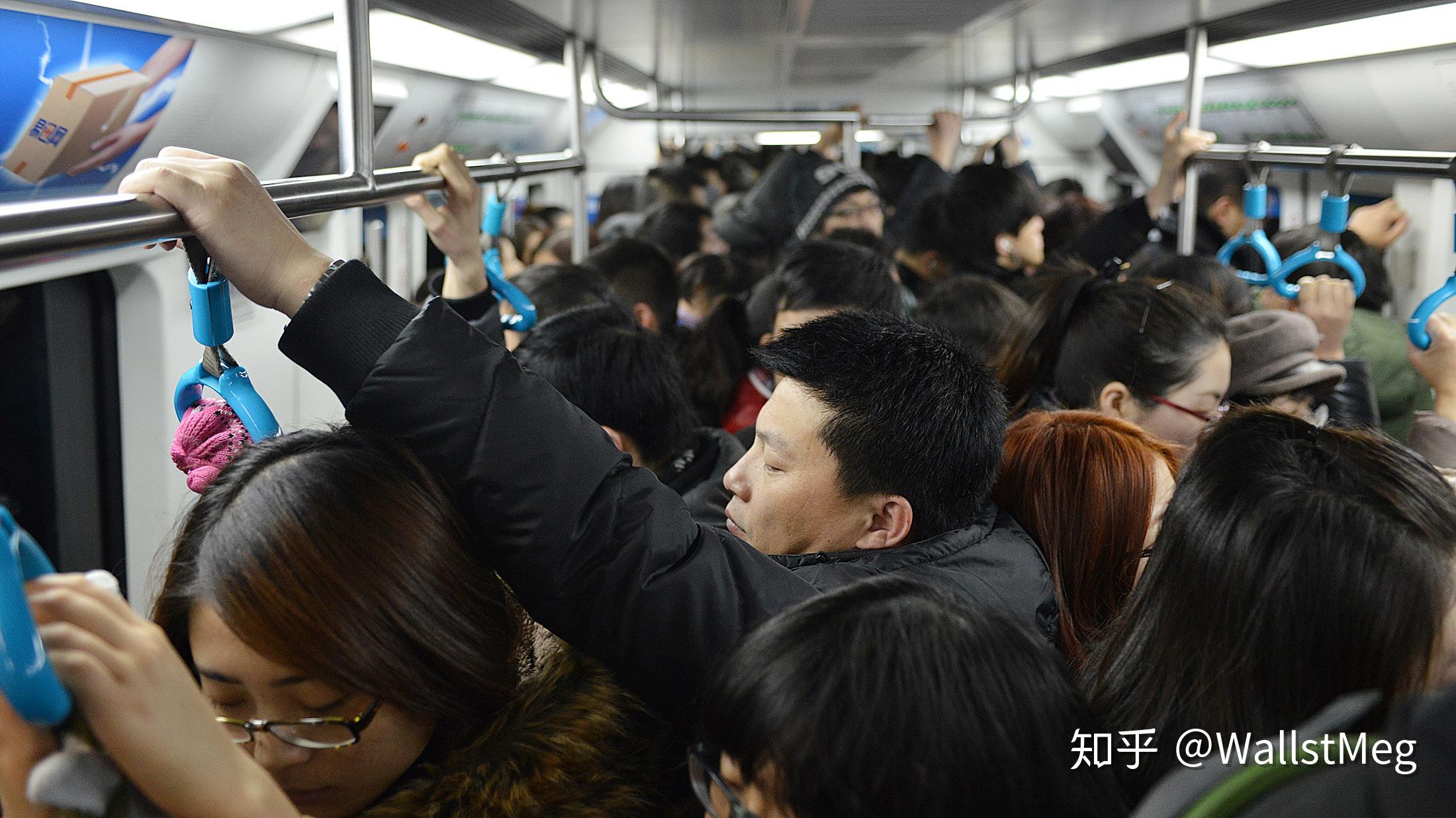 地铁上明明很拥挤,可为什么很多人还是要背着双肩包,而不是拎着或背在