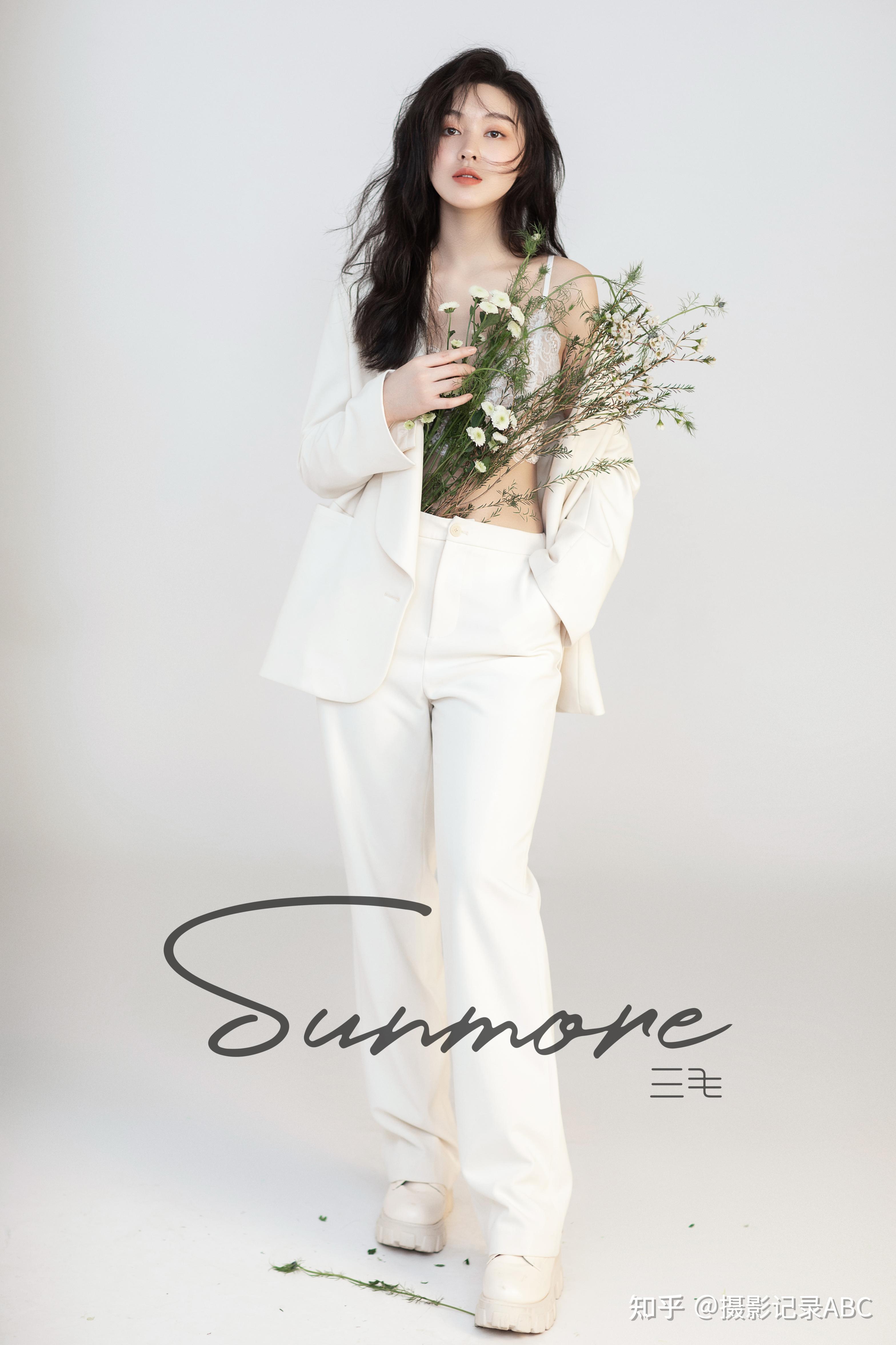 色调方面干净透彻,美姿帅气带点调皮,这样表达女生帅气十足又能突显