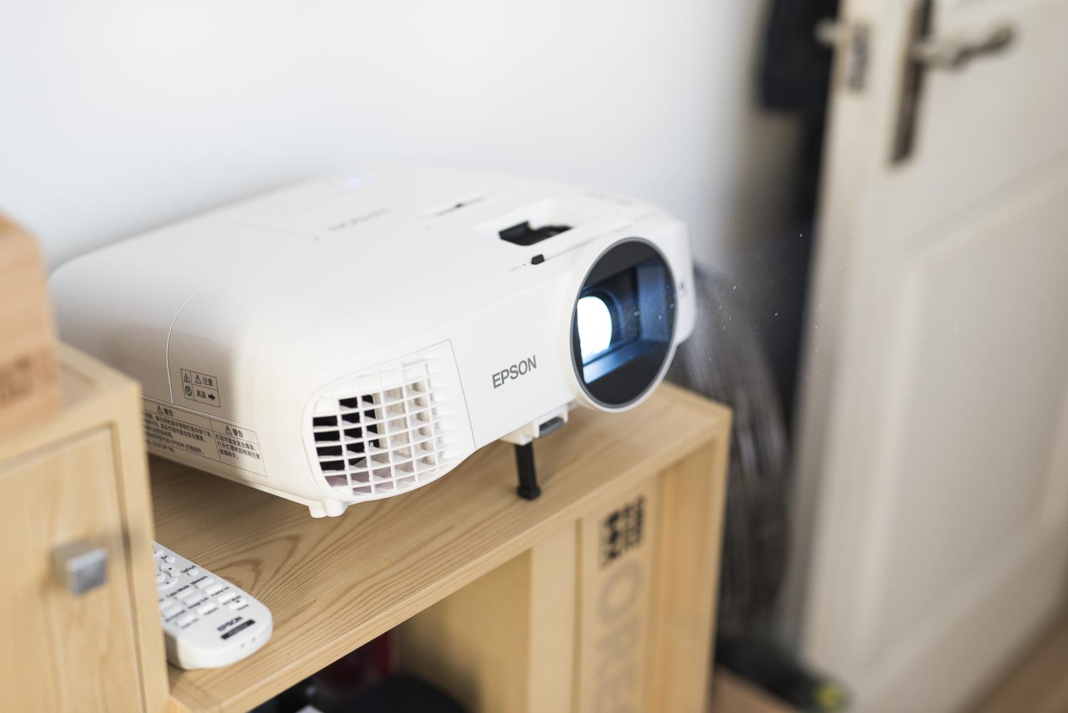 不想再买传统电视了epson爱普生chtw5600投影机使用体验