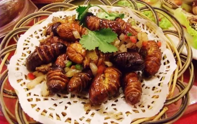 这道"知了背肉馅"制作工艺独特,先将知了蝉脚,翅除弃,用小刀划开背,再