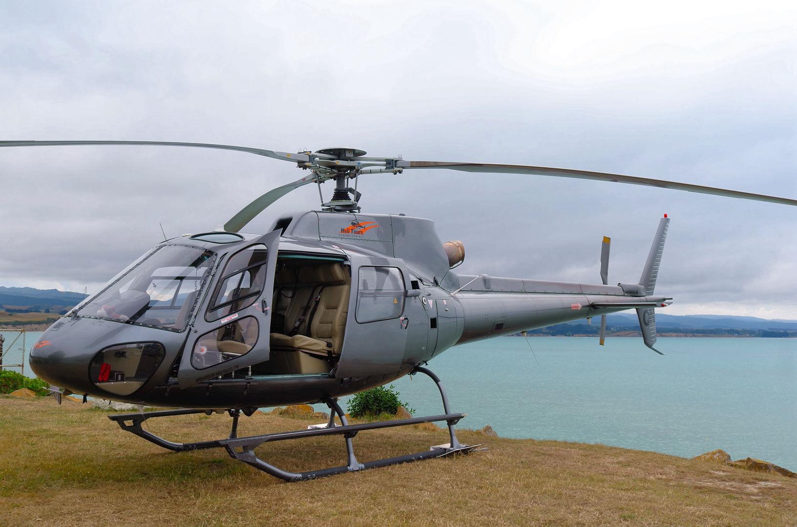 伴着机敏的海鸟,吹着温柔的海风,而在如此淳朴的渔港看到一架直升飞机