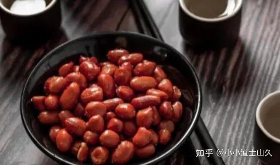 【道医养生】吃花生是降血糖还是升血糖?84岁钟南山给出答案:养成2个好习惯,胜过吃药