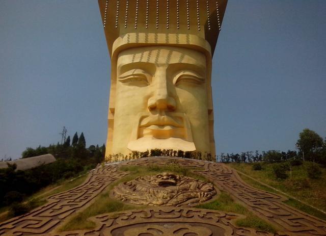 这个玉皇大帝头像的建筑位于丰都天堂山上,仅有一头露出地面,远远望去
