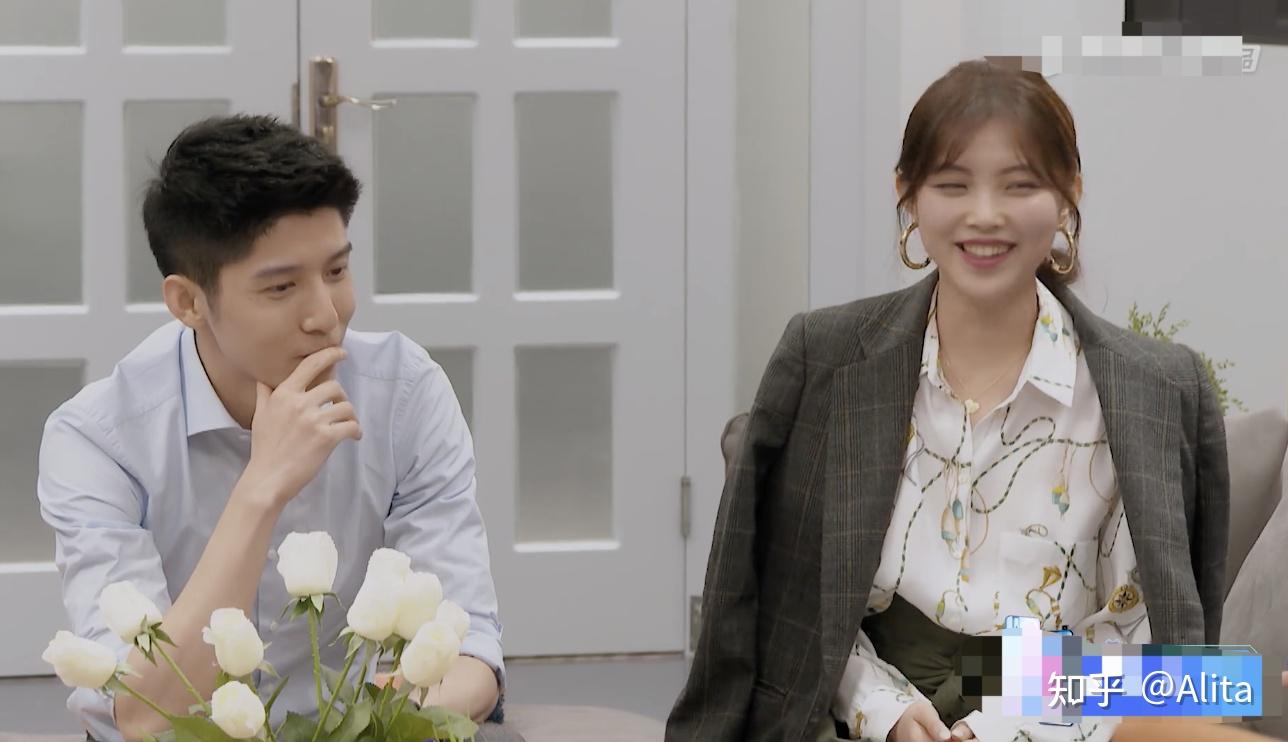 杨凯雯提到她以前控制体重的时候就是爬楼梯,爬20楼,然后坐电梯下来