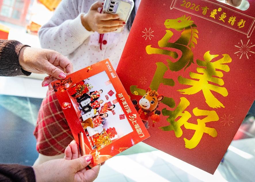新春走基层|走!去中国电信上海公司营业厅拍张“会动”的马年全家福