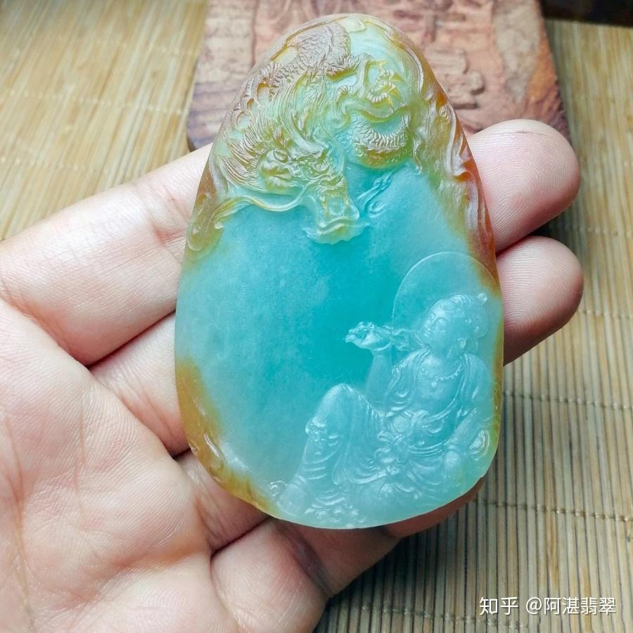 经过十八道工序的精细抛光之后,整块大马坎翡翠原石的雕刻工作已经