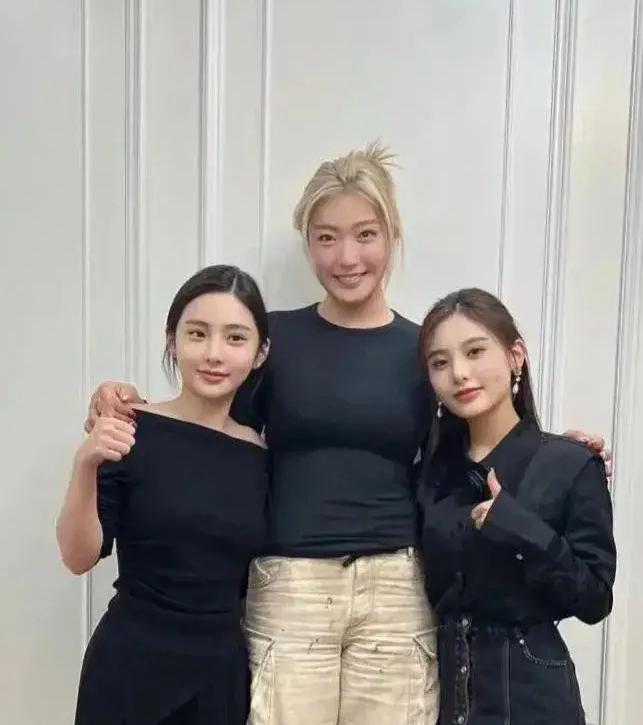 李梦合影女网红壮硕身材一个顶两大体格子优势十足