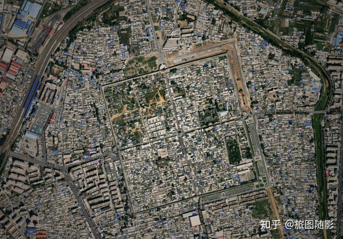 卫星地图看布局相当方正,主干道呈十字形兴城古城,与西安古城,荆州