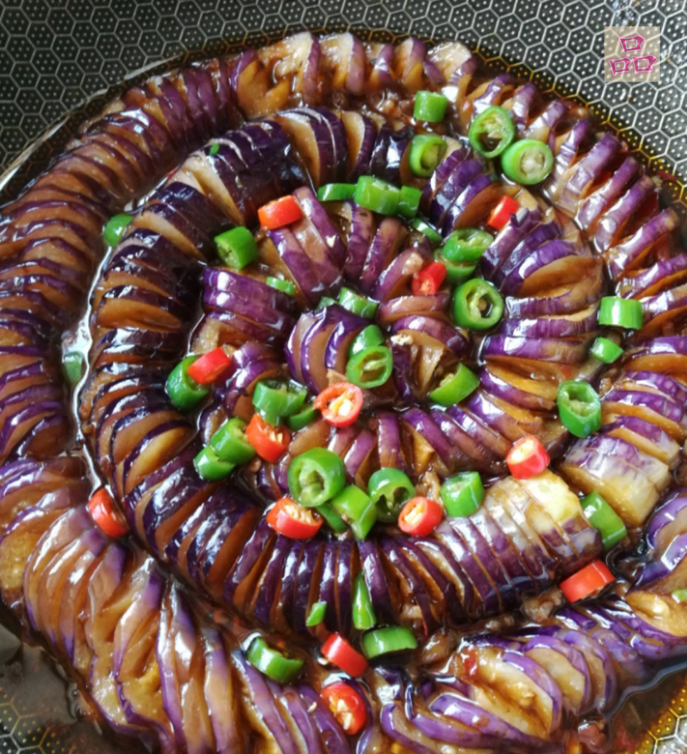 今天给大家分享一道肉末盘龙茄子,看着好看,吃着好吃,具有咸鲜可口,油