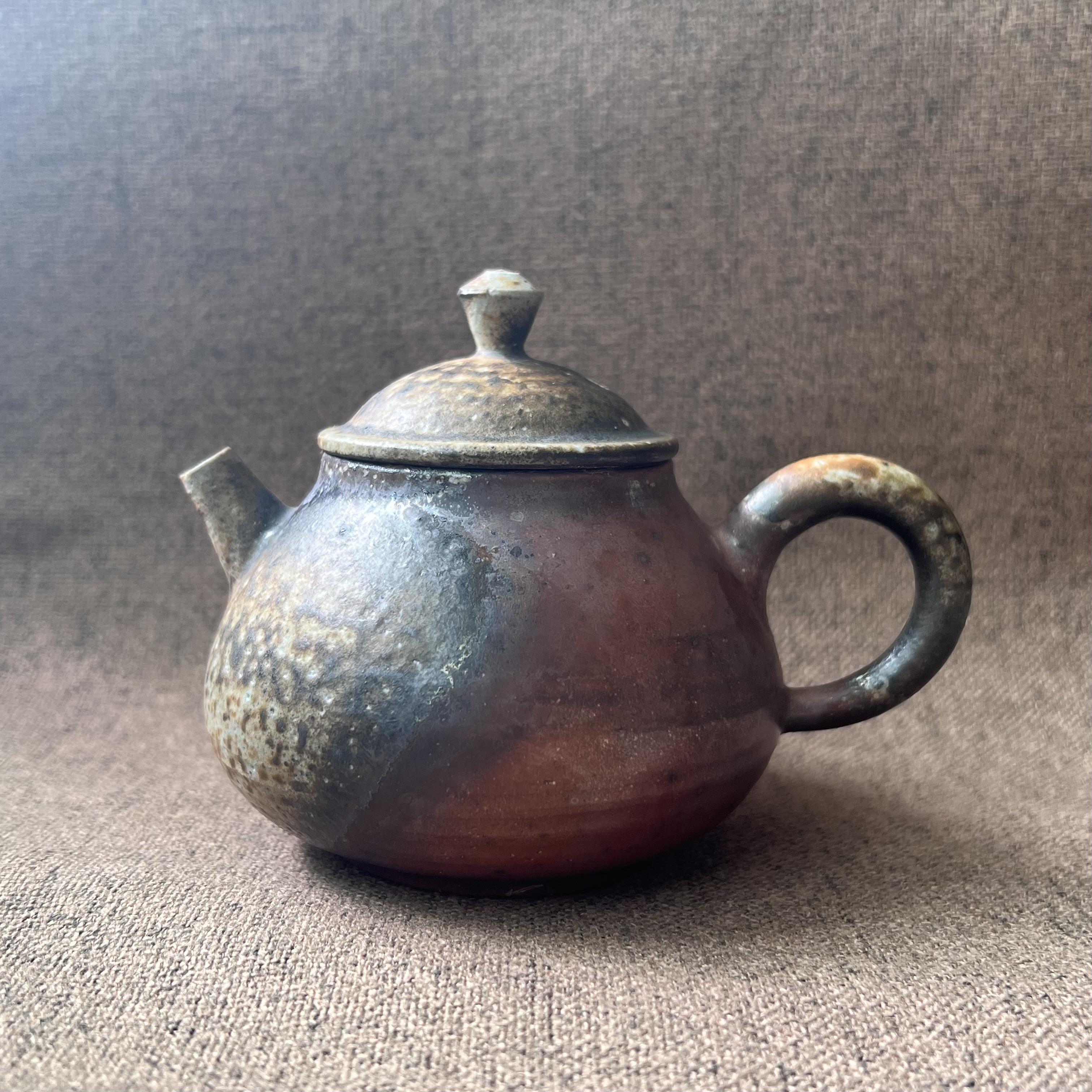 月记窑是德化的一个著名龙窑,位于中国三大瓷都德化县三班镇蔡径村内