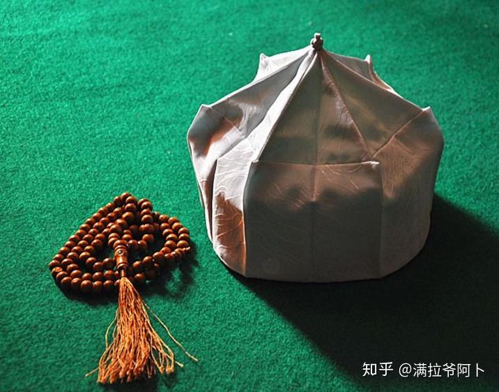 此外,哲赫忍耶派回回,爱戴古时部分回回人的六角帽.