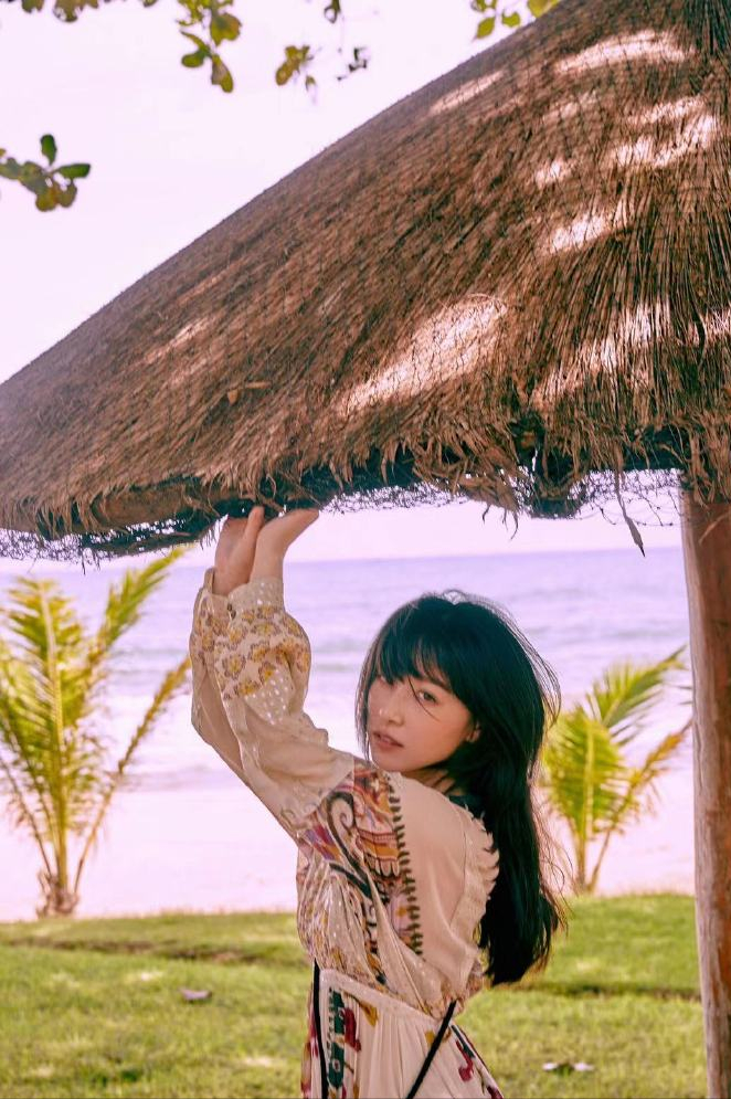 阚清子晒海边九宫格美图一袭波西米亚风长裙效果温柔优雅名门泽佳