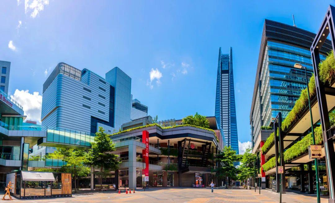 台湾微风广场主打18-35岁的女性客群,其防晒防紫外线功能的玻璃备受