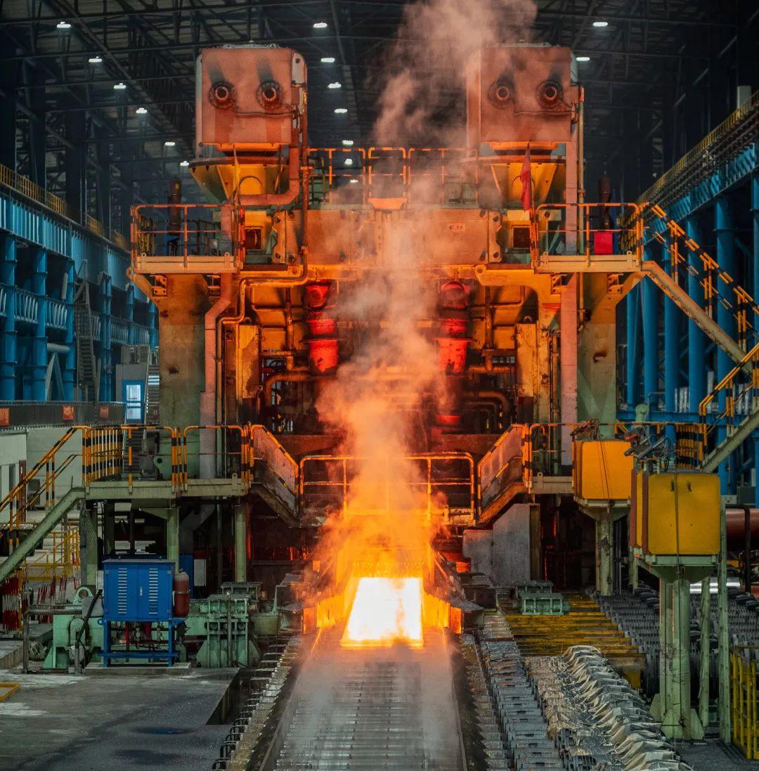 破世界纪录柳钢成功轧制085mm常规宽带热连轧钢带