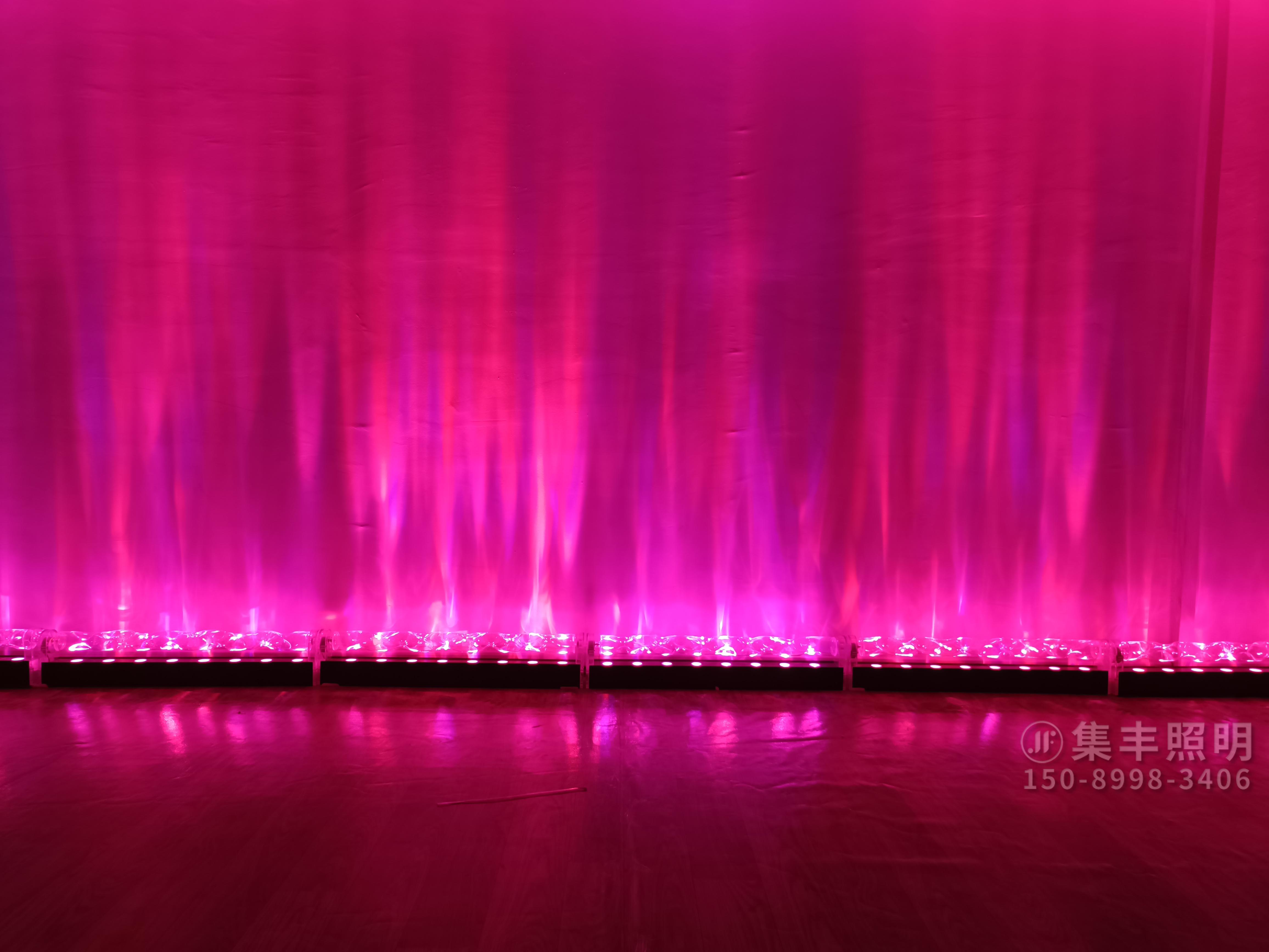 航拍 布满粉色霓虹灯的纽约时代广场 / Xavier Portela