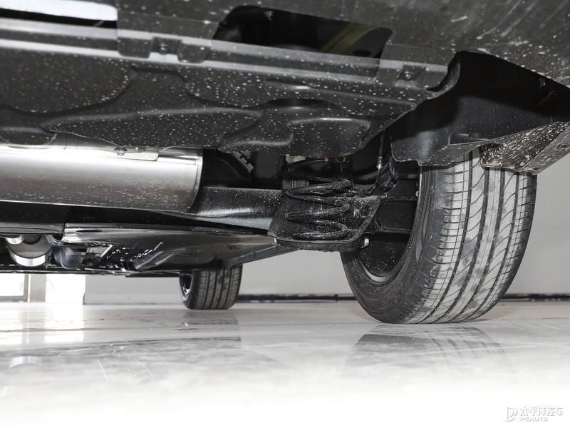 底盘方面,新408龘龘款采用前麦弗逊式独立悬架,后扭力梁式非独立悬架