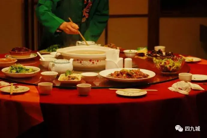 吃相很重要老北京人对吃饭时的"吃相儿",是相当在意的.不能吧唧嘴.