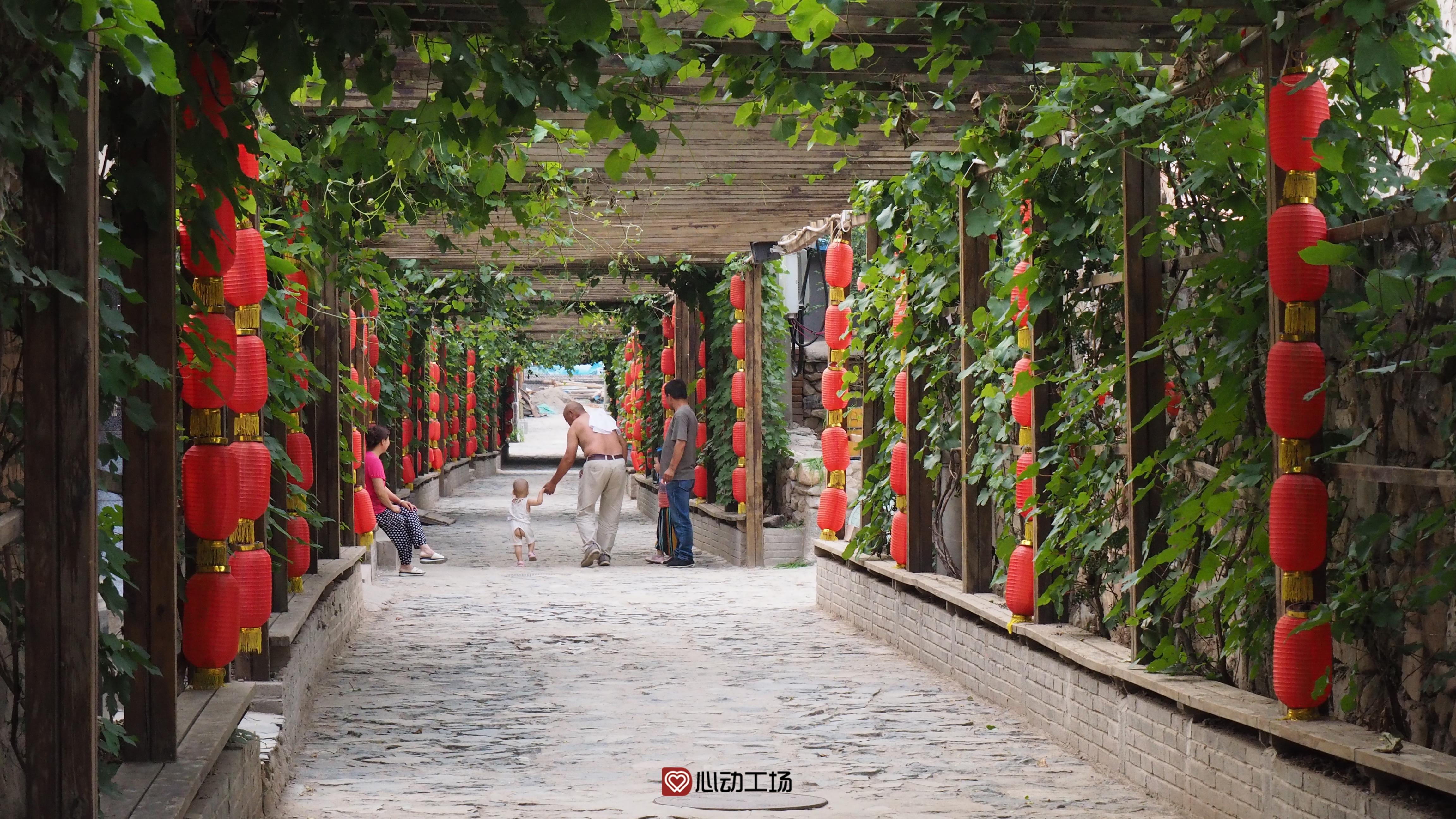 在石峡村尝巨好吃的闯王宴