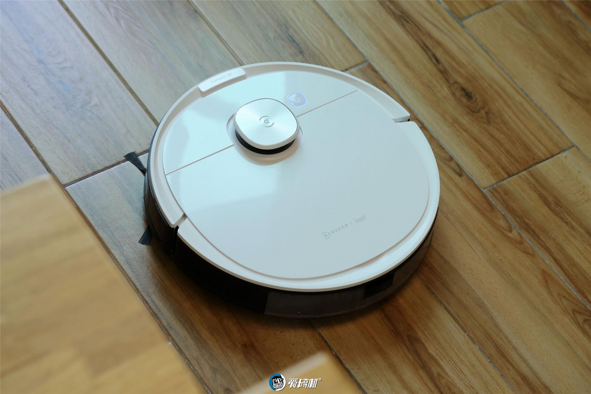 科沃斯t8的熊猫配色很讨巧,顶面用白色,显干净.