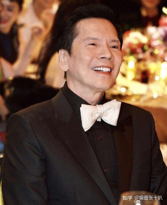 73岁向华强抱孙女散步被偷拍,一头黑发精神矍铄,向太逗弄孙女 - 知乎