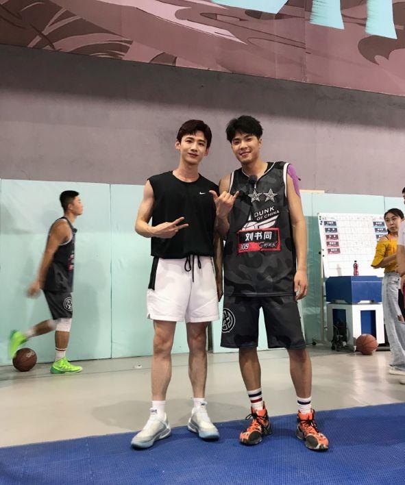 身高超过一米八的白敬亭是一个狂热的篮球爱好者.