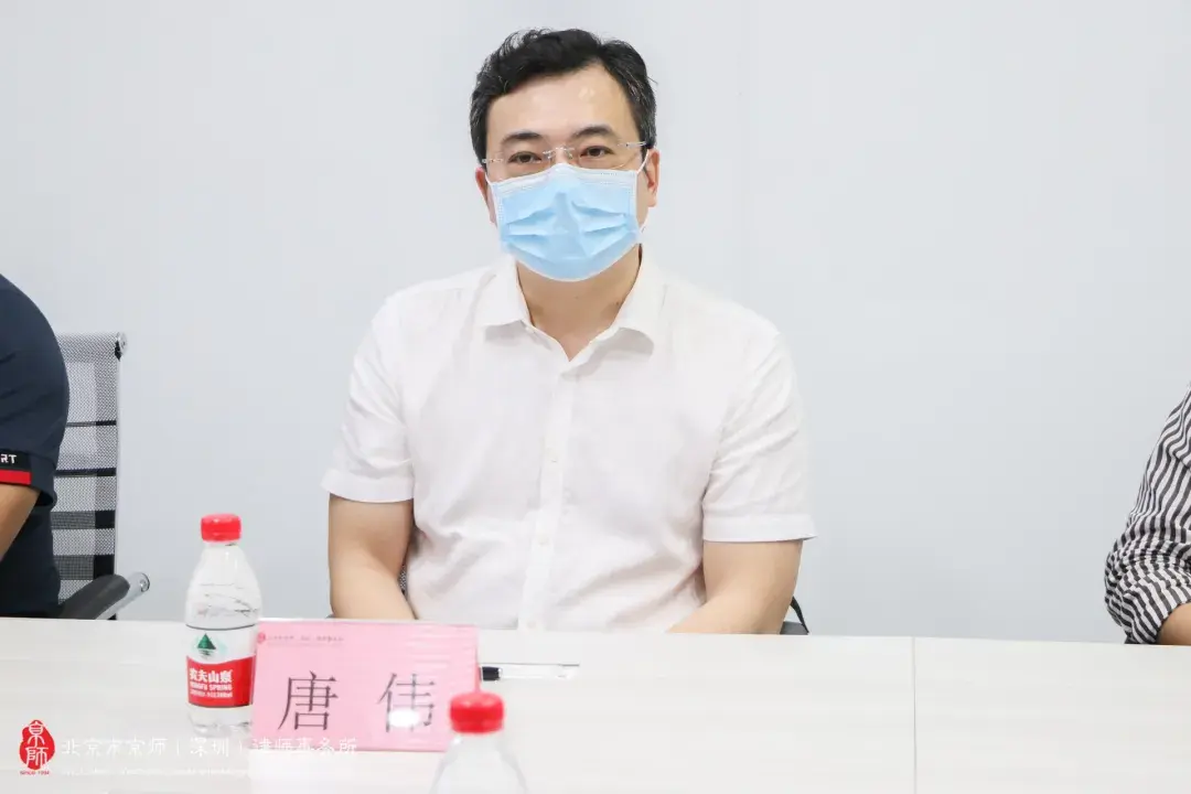 交流会上,傅政杰律师代表京师深圳对唐伟副总裁一行的到来表示热烈的