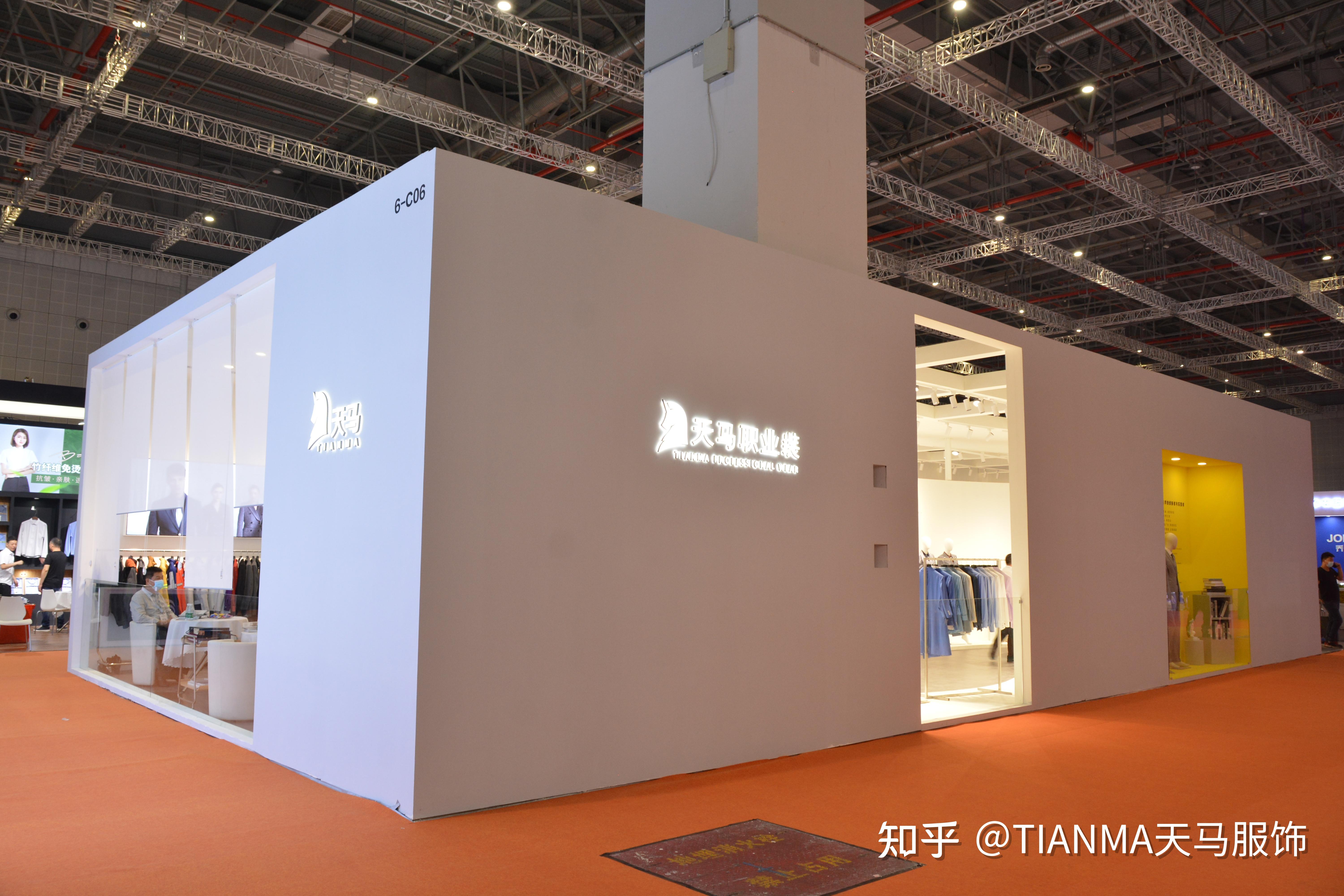 简约时尚的现代活力展位设计2021年主题色 黄灰时代曲线设计勾勒生命