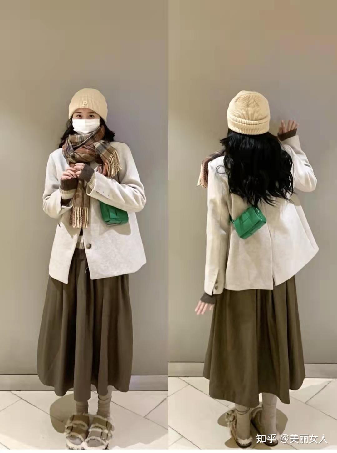 下半身搭配咖啡色褶皱半身裙就很有文艺少女气质,同色系的围巾和裙子