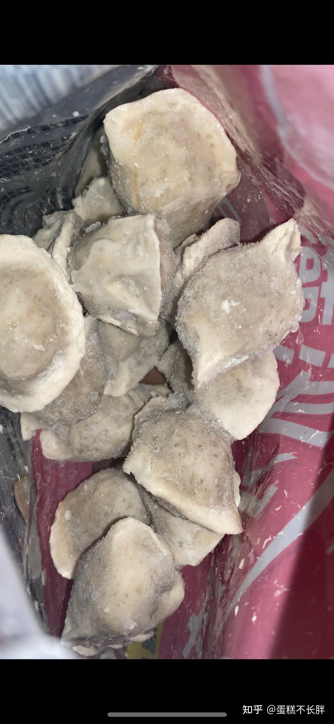 14在超市买的某全水饺,当晚凌晨拿出来煮夜宵的时候发现霉变,饺子皮上