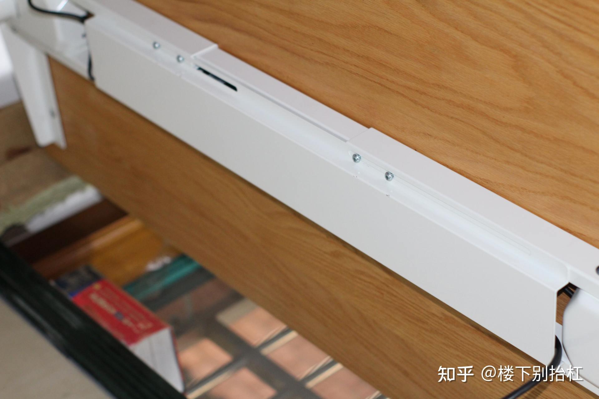 办公桌现在其实线束收拾是很麻烦的,这款自带了背板可以遮住各种线束.