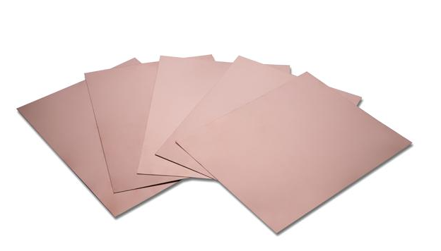 应该都知道,电路板是由覆铜板为基材制造的,覆铜板两面均有一层铜箔