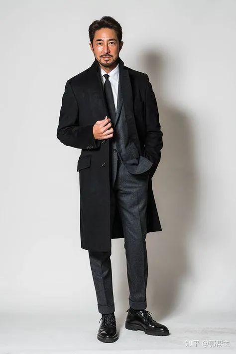 跟着大咖学穿搭冬季打造商务风大衣和西装要穿好看这位时尚总监怎么