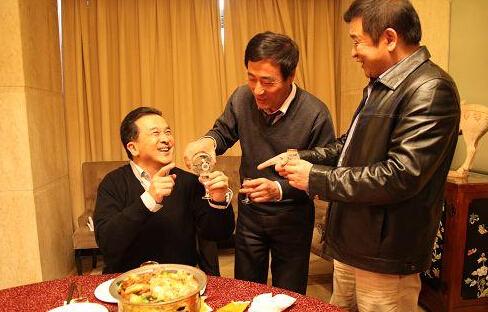 陪领导喝酒光会傻喝可不行送你4个万能敬酒词坐等升职加薪