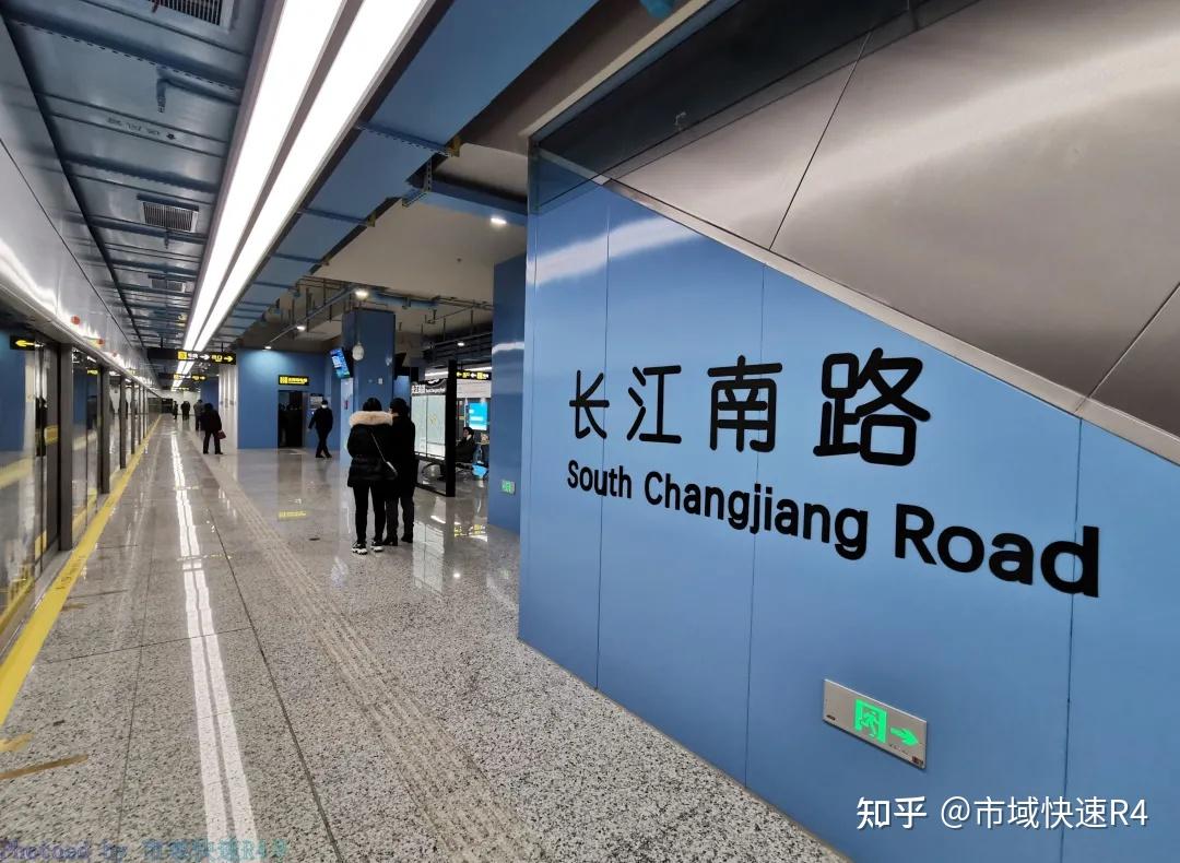 长江南路站西北侧,二期工程正在建设中长江南路站站名墙,长江江面上的