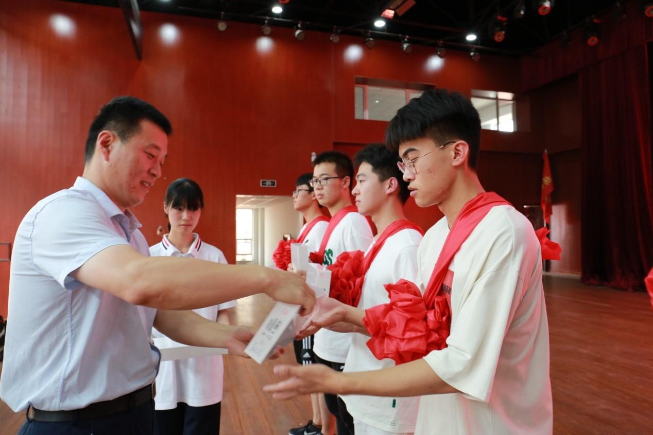 保定贺阳衡水一中高级中学2022届高考再创奇迹昨日举行表彰大会