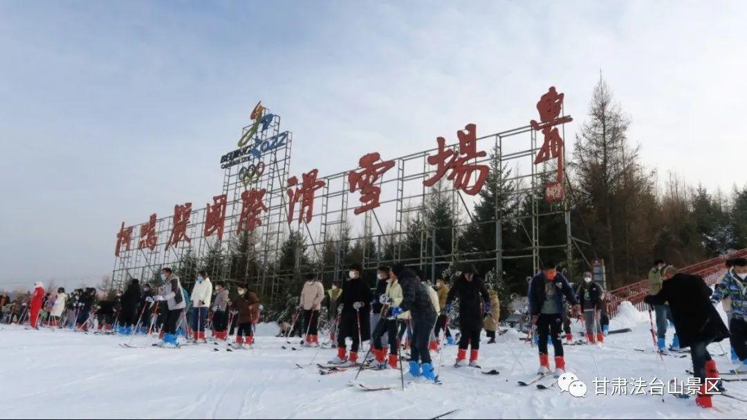 11 月 24 日,松鸣岩国际滑雪场雪季正式开板! 