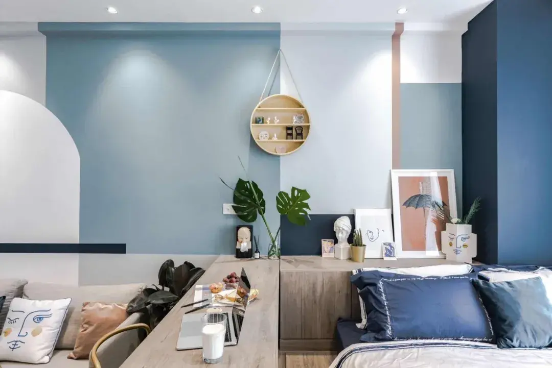 同类色系做整个房间的主色调,局部再跳一个主色调的互补色或者邻近色