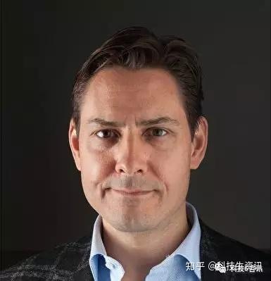 法官宣读完毕后,旁听席响起掌声,孟晚舟也微笑着向丈夫刘晓棕点头